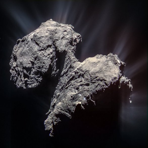 Barevný snímek jádra komety 67P/Čurjumov-Gerasimenko vznikl přes různé filtry přístroje OSIRIS Autor: ESA/Rosetta/MPS for OSIRIS Team MPS/UPD/LAM/IAA/SSO/INTA/UPM/DASP/IDA