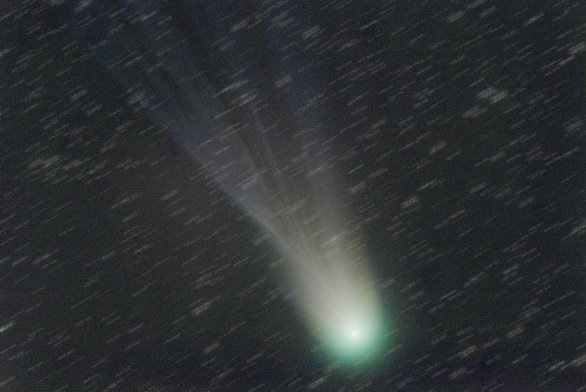 Kometa 12P/Pons-Brooks 8. 3. 2024, expozice 60×60 sekund, dalekohled Orion CT8 (Newton 200/900), snímáno v ohnisku 1006 mm chlazenou barevnou kamerou ZWO ASI294MC Pro na montáži EQ6 OnStep. Místo: Bulovka. Autor: Martin Gembec