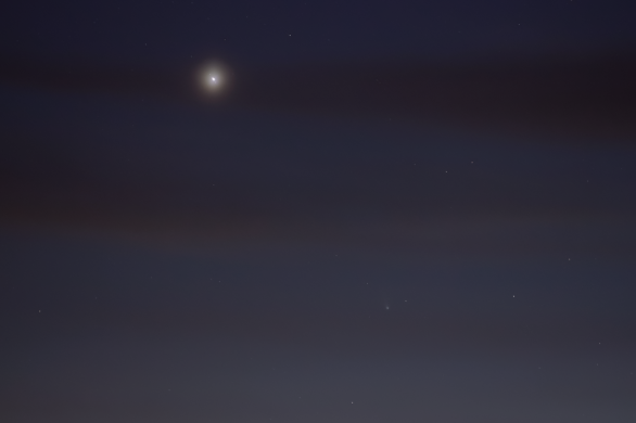 Kometa 12P/Pons-Brooks s Jupiterem a jeho měsíci mezi mraky 11. 4. 2024. Canon 550D, Pentacon 135 mm f2.8, 10×2 s, ISO1600, f4, lokalita: Nosetín Autor: Petr Lívanec