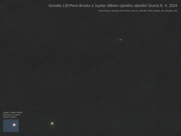 Kometa 12P/Pons-Brooks 8. 4. 2024 během úplného zatmění Slunce. Canon 6Dmod s teleobjektivem Samyang 135 mm byl nastaven, aby automaticky snímal sady tří různých expozic (1/8, 1 a 2,5 s). Na originálním snímku je kometa vidět jako mlhavá skvrnka bez ohonu, ale zpracováním 14 snímků se zobrazil i kousek jejího ohonu a hvězdy až do 10 mag. Autor: Martin Gembec