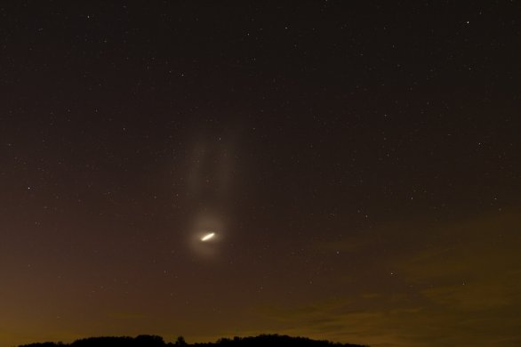 Druhý stupeň rakety Falcon 9 při přeletu nad Evropou vypouštěl palivo po vynesení družic WorldView Legion 1 Autor: Martin hroš