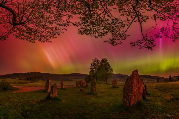 Polární záře nad menhiry u Volar. Panorama ze tří snímků na výšku. Autor: Jiří Plachý