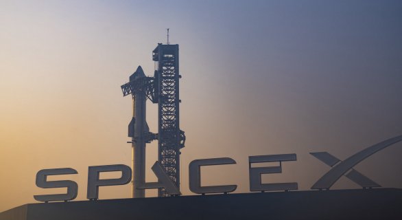 Pohled na sestavu SuperHeavy (booster B11) a Starship (S29) krátce před pokusem IFT 4 Autor: SpaceX