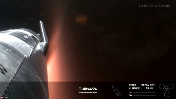Starship krátce po vstupu do hustších vrstev atmosféry obklopená plazmatem Autor: SpaceX