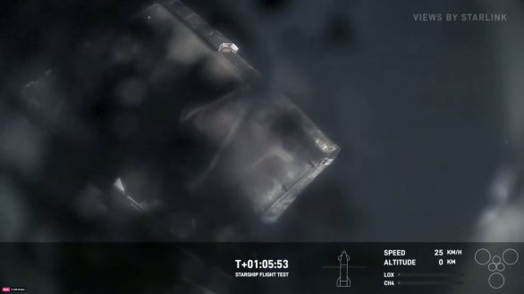 Záběr na poškozenou přední klapku Starship v okamžiku svislého dosednutí na mořskou hladinu při testu IFT 4 dne 6. 6. 2024 Autor: SpaceX