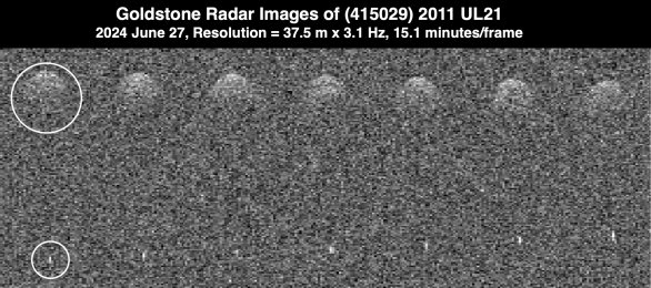 Radar v Goldstone vytvořil těchto sedm obrazů planetky 2011 UL21 o průměru 1,6 km když se přiblížila k Zemi 27. června 2024. Přestože byla od nás 4 miliony km, podařilo se slabě zachytit i drobný bod nedaleko, její měsíček. Autor: NASA/JPL-Caltech