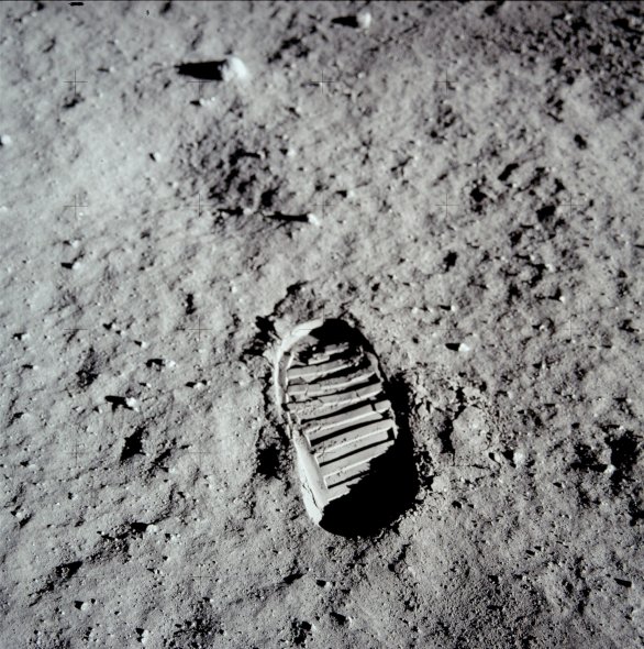 Asi hodinu po začátku lunární vycházky pořídil Buzz Aldrin snímek stopy boty jeho skafandru. To bylo součástí experimentů studujících vlastnosti měsíčního regolitu. Snímek se stal symbolem začátku průzkumu vesmíru lidmi. Autor: NASA/Buzz Aldrin
