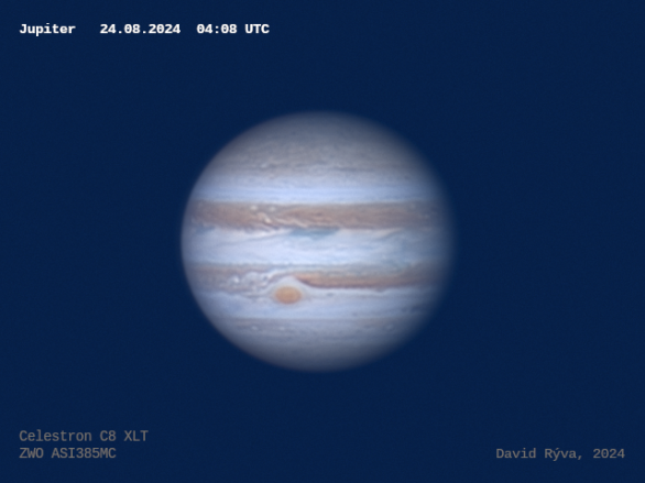 Jupiter za výborných podmínek 24. srpna ráno v 6:08 SELČ. Vzduch se na chvíli uklidnil a dovolil snímat i nejjemnější detaily tímto pouze 20cm dalekohledem. Obloha po východu Slunce už zmodrala. Autor: David Rýva