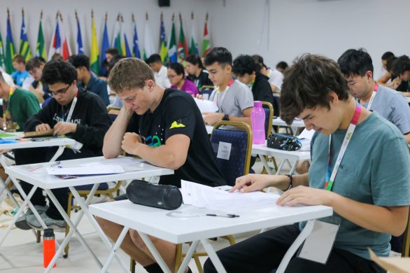 Studenti během řešení teoretické části pozorovacího kola. Druhý zprava v přední řadě: Radovan Lev Autor: Clara Sampaio/OBA