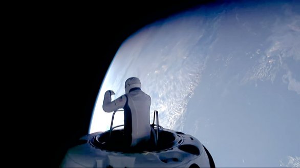 Polaris Dawn: snímek z kamery a poklopu Crew Dragonu z výstupu Jareda Isaacmena do volného kosmu Autor: SpaceX
