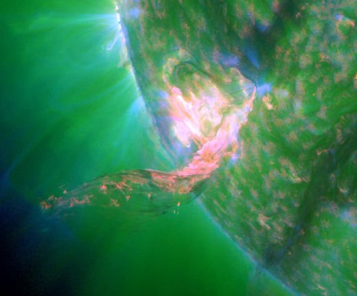 Erupce v AR3834 kategorie M3,4 vyvrhla 22. 9. 2024 oblak plazmatu do kosmického prostoru Autor: NASA/SDO/Spaceweather.com