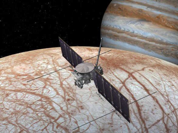 Ilustrace sondy Europa Clipper nad Jupiterovým měsícem Europa Autor: NASA/JPL-Caltech
