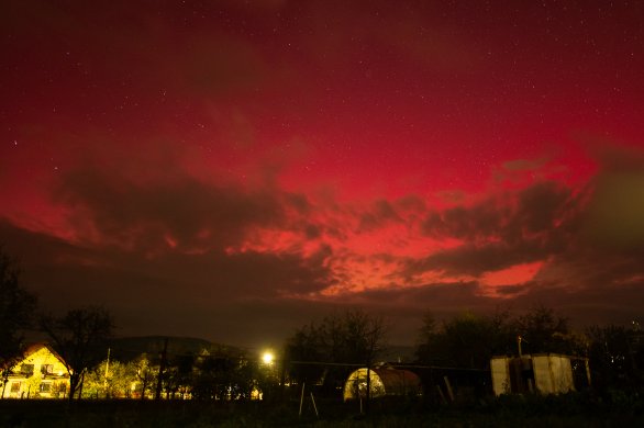 Polárna žiara 10. 10. 2024 ve 21:00 SELČ. Belá nad Cirochou, Canon 60D, Samyang 16mm F2, ISO 1600, 10 sekund Autor: Ján Gajdoš