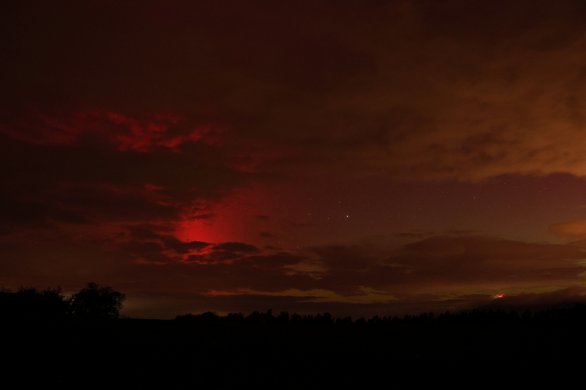 Polární záře nad severozápadním obzorem vedle souhvězdí Lyry. Jivina, Canon R6MkII, Sigma 35 mm F2,8 ISO3200, 5 sekund. Autor: Martin Gembec