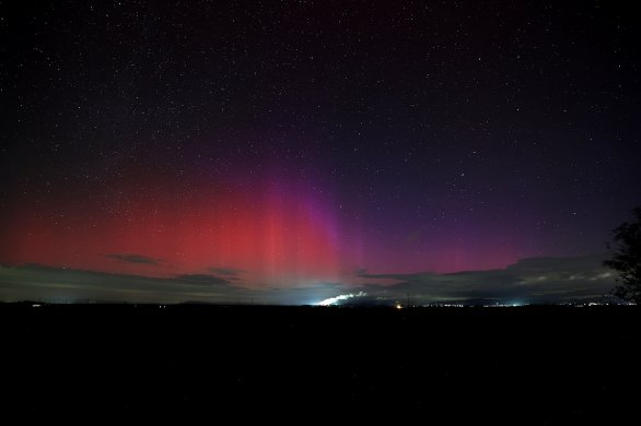 Polárna žiara fotená ráno medzi 4:30 a 4:45. Fotoaparát Canon R6 MkII, objektív Canon RF 15-35 mm f 2,8. Expozície 6 a 8 sekúnd pri ISO 3200. Mierne upravené úrovne a kontrast. (Pozn. red. všimněte si změny barvy, jak do vrních partií vpravo svítí sluneční světlo). Autor: Zdenko Sádovský