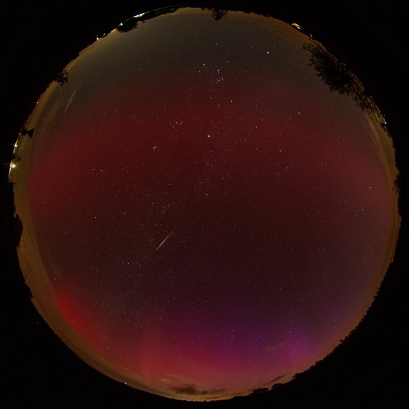 Bolid na celooblohovce s polární září 11. 10. 2024 ve 4:49 SELČ. Canon 6Dmod + Sigma 8 mm, 5 sekund ISO 3200. Autor: Martin Gembec