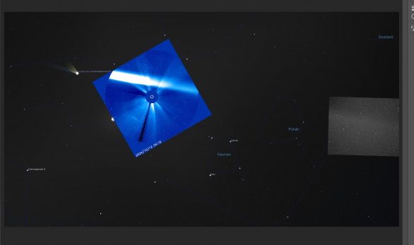 Na pozadí mapky z programu Stellarium s vyznačenou polohou komety na večerní obloze je znázorněn:
a.	Snímek z koronografu SOHO LASCO C3 z 12. října 2024. Slunce je na tomto snímku schované za terčíkem, aby bylo vidět jeho okolí. Ohon komety C/2023 (Tsuchinshan-ATLAS) se táhne přes celé pole. Zatímco kometa je již daleko za levým horním okrajem na večerní obloze, druhý konec se táhne zase daleko na ranní oblohu. 
b.	Snímek konce ohonu komety na ranní obloze z 12. října 2024, autor Martin Mašek (Fyzikální ustav AV ČR), FRAM v Cherenkov Telescope Array Chile, 135mm objektiv f/2, 40 minut expozice.