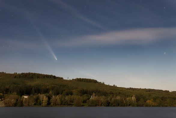 Komet Tsuchinshan-ATLAS nad Brněnskou přehradou Autor: Vojtěch Otruba