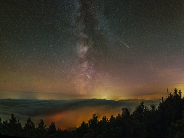 Kometa C/2023 A3 (Tsuchinshan-ATLAS) 26. 10. 2024 ze sedla Lysé hory v Krkonoších. Canon 6Dmod, Sigma 24 mm. Autor: Jakub Kuřák