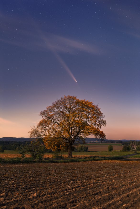 Velká kometa C/2023 A3 Tsuchinshan-ATLAS v podzimních barvách Autor: Daniel Kurtin