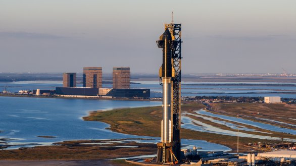 Sestava Super Heavy B13 a Starship S31 je připravena na startovním stolu v Boca Chica v Texasu k testovacímu letu IFT-6 Autor: SpaceX