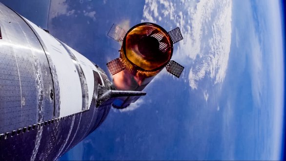 19. listopadu 2024 proběhl testovací let IFT-6. Při oddělení stupně Starship od nosiče Super Heavy se naskytl tento pohled na spaliny opírající se do prstence v horní části superrakety. Autor: SpaceX