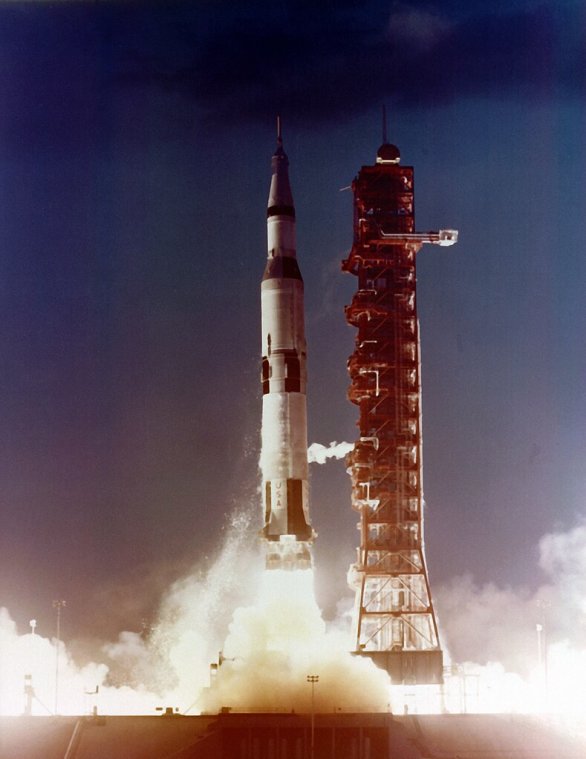 Saturn V startuje 9. 11. 1967 s kosmickou lodí Apollo 4. Jednalo se o první start této rakety Autor: NASA