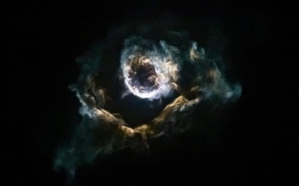 Tzv. mlhovina Falcon, neboli oblak spalin vytvořený oběma stupni rakety Falcon 9. Vznikl po startu z Vandenbergu 21. 12. 2024 během mise Bandwagon-2, při níž byla vynesena i minidružice LASARsat. Na okraji nejjasnějšího kruhu nahoře je jako malá temná čárečka vidět první stupeň rakety a v levé dolní části je vidět zářící motor Merlin 1D Vac horního stupně. Autor: Karel Horák