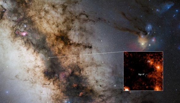 Tento obrázek znázorňuje polohu nově objevené dvojhvězdy D9, jež obíhá supermasivní černou díru Sagittarius A* ve středu naší galaxie. Jde o první dvojici hvězd, která byla objevena v blízkosti supermasivní černé díry. Výřez ukazuje dvojhvězdu zachycenou spektrografem SINFONI na dalekohledu ESO VLT (Very Large Telescope). I když na tomto snímku nelze jednotlivé hvězdy rozeznat, že jde o dvojhvězdu bylo zřejmé z jejich spektra, které přístroj SINFONI měřil několik let. Spektrum odhalilo, že světlo vyzařované vodíkovým plynem z okolí D9 periodicky kmitá od modrých po červené vlnové délky s tím, jak hvězdy kolem sebe obíhají. Autor: ESO/F. Peißker et al., S. Guisard