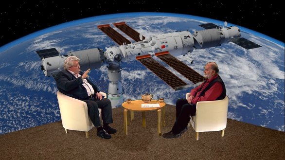 Milan Halousek (vlevo) vypráví o kosmonautice v pořadu Hlubinami vesmíru Autor: TV Noe