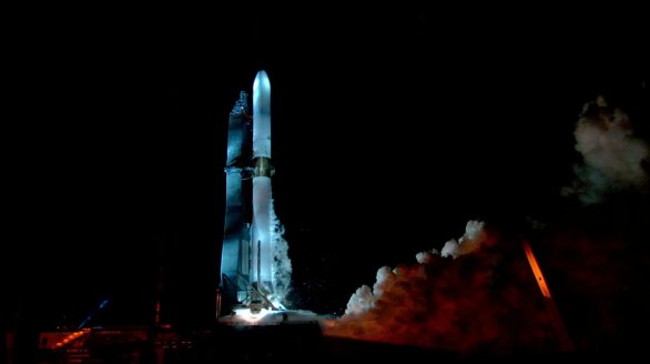 Statický zážeh rakety New Glenn 26. 12. 2024 trval 24 sekund a šlo o první ostrý test všech sedmi motorů BE-4 této rakety. Autor: Blue Origin