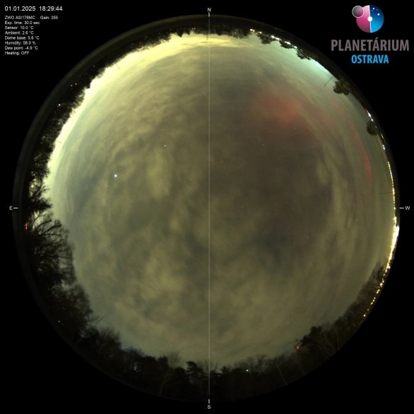 Obloha nad Ostravskem 1. 1. 2025 v 18:30 SEČ, slabší polární záře je dobře patrná na severozápadem. Autor: Planetárium Ostrava.