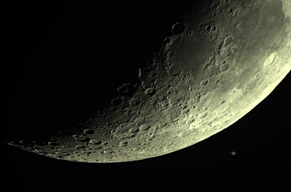 Saturn po výstupu zpoza Měsíce 4. 1. 2025 cca kolem 18:45 SEČ. Z natočeného videa zpracovány zvlášť snímky Měsíce a zvlášť Saturnu, protože jinak by došlo k rozmazání vlastním pohybem Měsíce vůči Saturnu. Poté mírně zvýrazněny prstence Saturnu. PIPP, Autostakkert, Registax 6 a Photoshop. Snímáno kamerou ZWO ASI294MC Pro na dalekohledu WO FLT98 v ohnisku 512 mm. Snímáno z Jablonce nad Nisou Autor: Martin Gembec