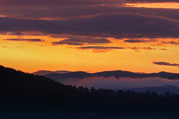 Na snímku z 11. ledna 2025 je kromě oblačnosti a velmi jasné oblohy před východem Slunce patrná i kometa C/2024 G3 (ATLAS). Fotografováno ze Slovenska z kopců u Spišského Podhradí. Autor: Petr Horálek/Fyzikální ústav v Opavě