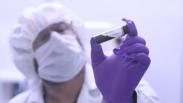Jason Dworkin, hlavní vědecký pracovník programu OSIRIS-Rex, drží část vzorků z planetky Bennu. Autor: NASA/James Tralie