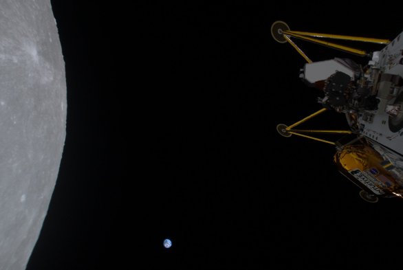 Měsíc a Země na snímku ze sondy Athena po navedení na oběžnou dráhu Měsíce 3. 3. 2025 Autor: Intuitive Machines