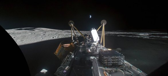 Sonda Athena poslala snímek z povrchu Měsíce a pak se odmlčela. Vidíme, že přistála na boku a v pozadí je Země. Reprojekce (srovnáno zakřivení obrazu optiky). Autor: Intuitive Machines/Simeon Schmauß