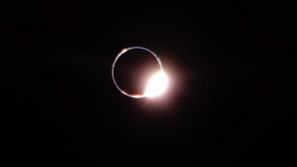 Na snímku je Země obklopená svojí atmosférou prosvícenou právě vylézajícícm slunečním kotoučem během úplného zatmění Měsíce 14. 3. 2025, jak jej vyfotografovala sonda Blue Ghost na Měsíci z Moře nepokojů. Autor: Firefly Aerospace