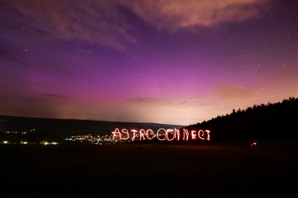 Nápis AstroConnect a polární záře, 11. května 2024 (večer) Autor: Adam Denko