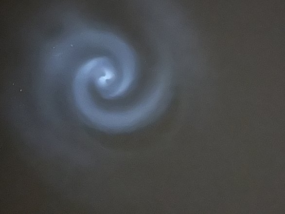 Oblaka kolem horního stupně rakety Falcon 9 během deorbitačního zážehu byla viditelná 24. 3. kolem 21 hodin SEČ z míst, kde se protrhala oblačnost, jako například zde v Mostě Autor: Hana Kiliánová