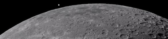 Pohled na okraj Měsíce od kráteru Humboldt vlevo po Boussingault vpravo. Šipka ukazuje na kráter Jenner u samého okraje v oblasti Mare Australe. Toto místo bylo viditelné 5. 4. 2025 díky výhodnému náklonu (libraci) vůči Zemi. Autor: Martin Trojan