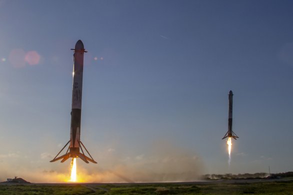 Oba boostery rakety Falcon Heavy přistávající na betonových plošinách na Floridském Kennedyho kosmickém středisku. Autor: SpaceX