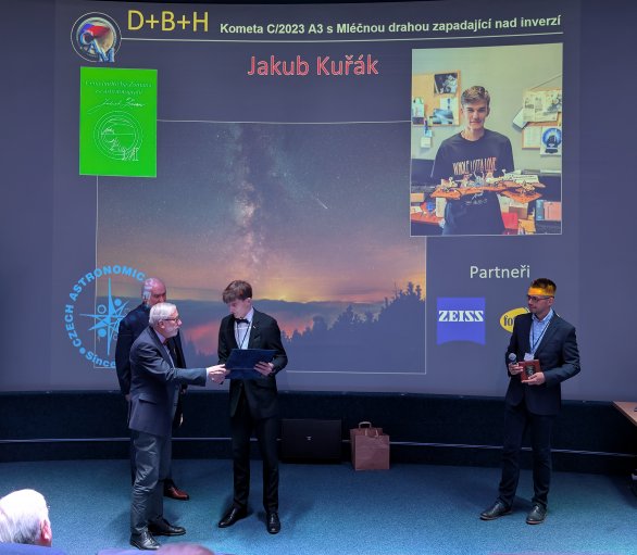 Nositelem Ceny Jindřicha Zemana 2024 v kategorii Junior je Jakub Kuřák za fotografii Kometa C/2023 A3 s Mléčnou drahou zapadající nad inverzí 26. 10. 2024 Autor: Martin Gembec