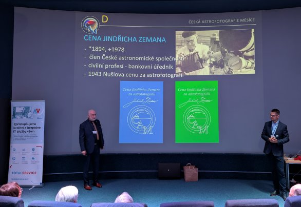 Jindřich Zeman byl významný český astrofotograf, který působil na východě Čech. Na jeho počest uděluje Česká astronomická společnost Cenu Jindřicha Zemana pro nejlepšího astrofotografa a nejlepšího juniora do 18 let. Za vedení ČAM vlevo Zdeněk Bardon a vpravo Jaroslav Dudík. Autor: Martin Gembec