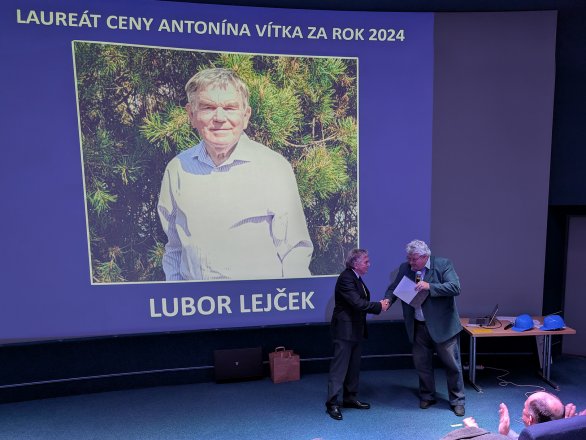 Laureát Ceny Antonína Vítka za rok 2024 Lubor Lejček přebírá ocenění od vedoucího Astronautické sekce ČAS Milana Halouska Autor: Martin Gembec