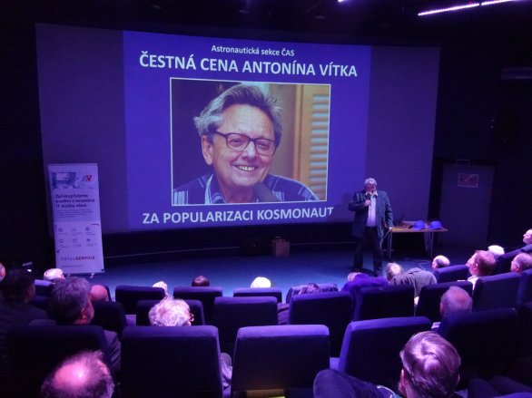 Na 22. Sjezdu České astronomické společnosti proběhlo předání Ceny Antonína Vítka za popularizaci kosmonautiky za rok 2024. Autor: ČAS