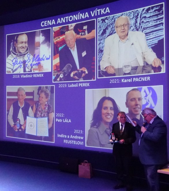 Lubor Lejček symbolicky s Krtečkem v ruce převzal Cenu Antonína Vítka za rok 2024 Autor: ČAS