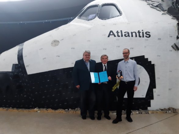 Lubor Lejček (uprostřed), držitel Ceny Antonína Vítka za popularizaci kosmonautiky spolu se zástupci AStronautické sekce ČAS Milanem Halouskem (vlevo) a Janem Myškou (vpravo) před modelem špičky raketoplánu Atlantis v předsálí pražského planetária během 22. Sjezdu ČAS 26. 4. 2025 Autor: Milan Halousek