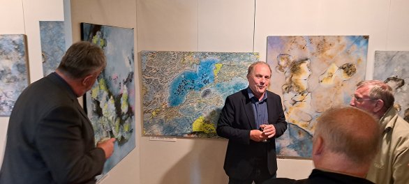 Prof. Svatopluk Civiš na vrnisáži výstavy Příroda a umění: Dialog struktur