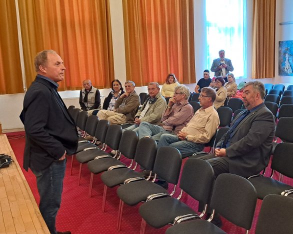 Prof. Svatopluk Civiš zahajuje výstavu Příroda a umění: Dialog struktur Autor: Štěpán Kovář